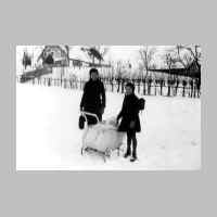 022-0551 Im Bild vor dem Wohnhaus Ernst Neumann mit Schultasche Gerda Hermann mit ihrer Schwester Irmgard im Winter 1942-43    .jpg